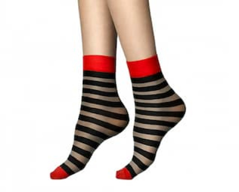 Socquettes à rayures transparentes et noires : Ajoutez une touche de style élégante à votre tenue avec ces socquettes originales.