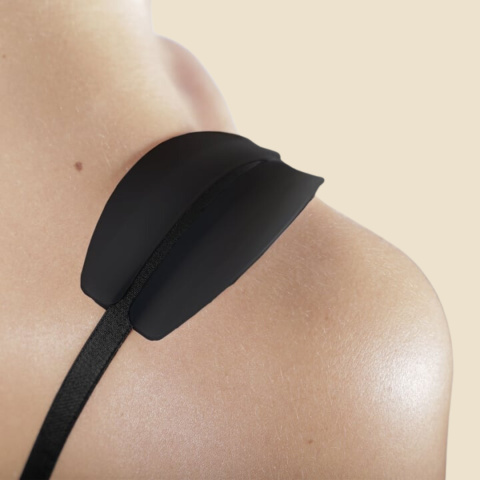 Coussinets invisibles bretelles soutien gorge noir porté