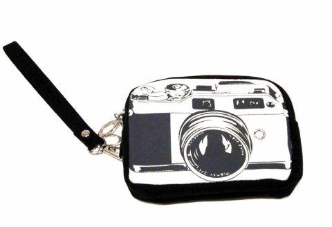 Camera motif makeup bag: Store your beauty essentials with style and originality in this playfully designed bag.